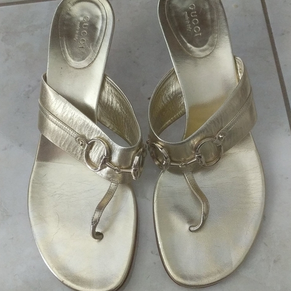 Metallic gold Gucci sandals - Picture 1 of 3